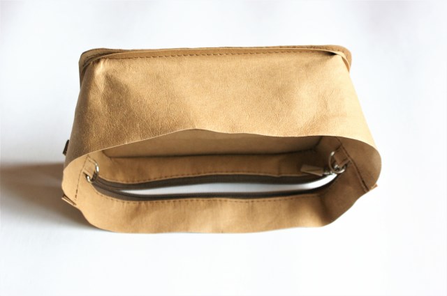 Oba łączenia pasów stebnujemy po zewnętrznej stronie  na 1 mm.